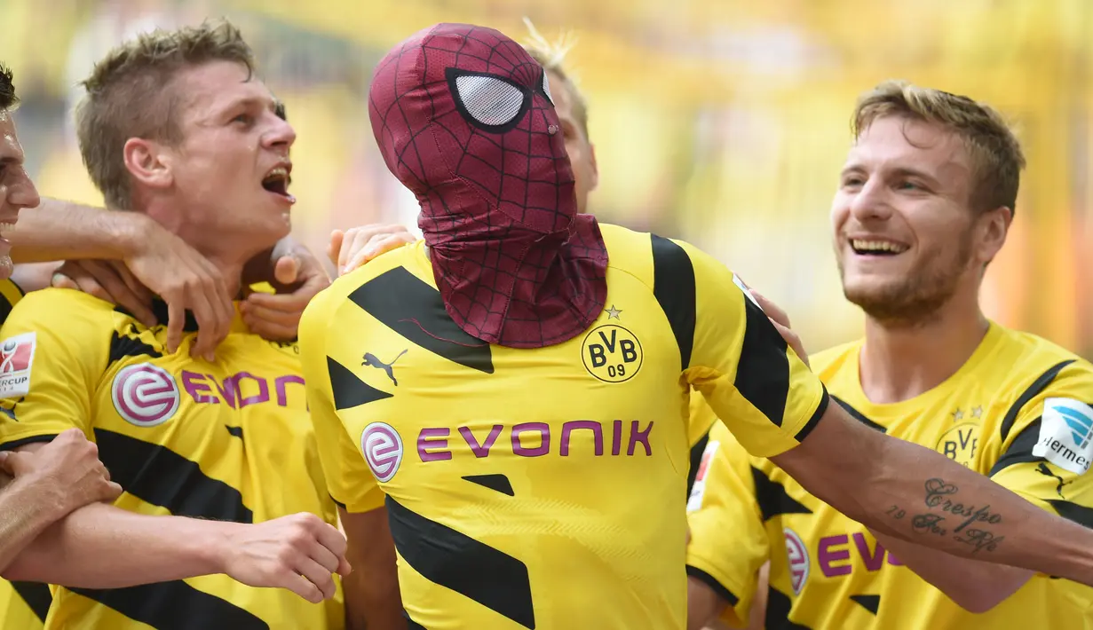 2. Spiderman (Borussia Dortmund) - Performa tak kalah apik diraih Aubameyang bersama Dortmund. Total 98 gol dari 144 penampilan dicatatakan penyerang 29 tahun tersebut. (AFP/Patrik Stollarz)