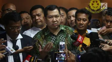 Hary Tanoesoedibjo memberikan keterangan pers usai menjalani pemeriksaan di Direktorat Tindak Pidana Siber Bareskrim Polri, Jakarta, Jumat (7/7). (Liputan6.com/Angga Yuniar)