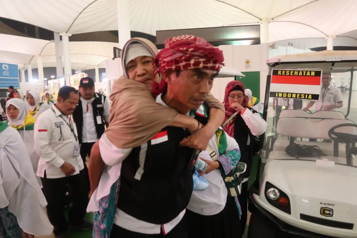 Petugas haji Indonesia membantu jemaah haji Indonesia saat kepulangan di Bandara King Abdulaziz, Jeddah. Darmawan/MCH