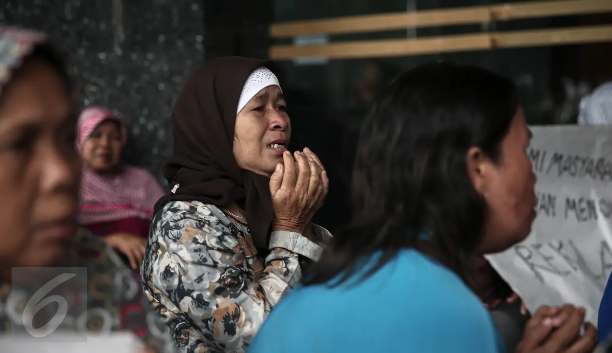 Seorang warga memanjatkan doa saat menggelar aksi unjuk rasa didepan kantor Ombudsman RI, Jakarta, (20/5/2016). Mereka menuntut usut Bupati Kabupaten Tangerang diduga melakukan pelanggaran maladministrasi. (Liputan6.com/Faizal Fanani