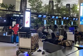 Penumpang di Bandara Soekarno-Hatta Terkena Imbas Abu Anak Krakatau (Tisha Maulida Fazriah/Liputan6.com)