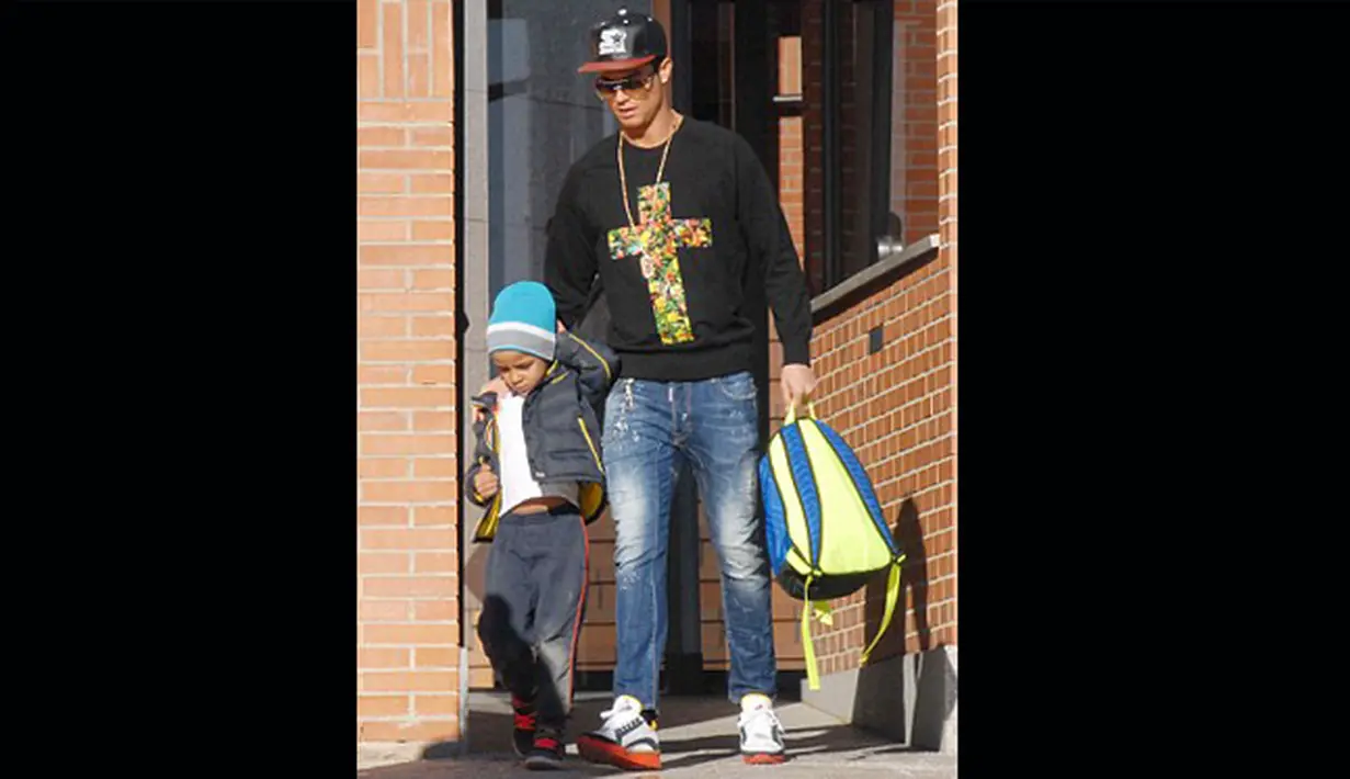 Penyerang Real Madrid Cristiano Ronaldo saat menjemput anaknya pulang sekolah di Madrid, Selasa (27/1/2015). (Dailymail)