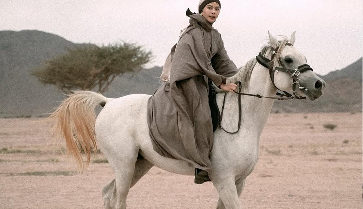 Sementara itu, Dara Arafah juga tak kalah memukau. Ia memamerkan keterampilan berkudanya di gurun pasir yang sama. Dengan busana cokelat longgar dan sederhana, Dara terlihat anggun dan percaya diri menunggang kuda. (Liputan6.com/IG/@daraarafah)