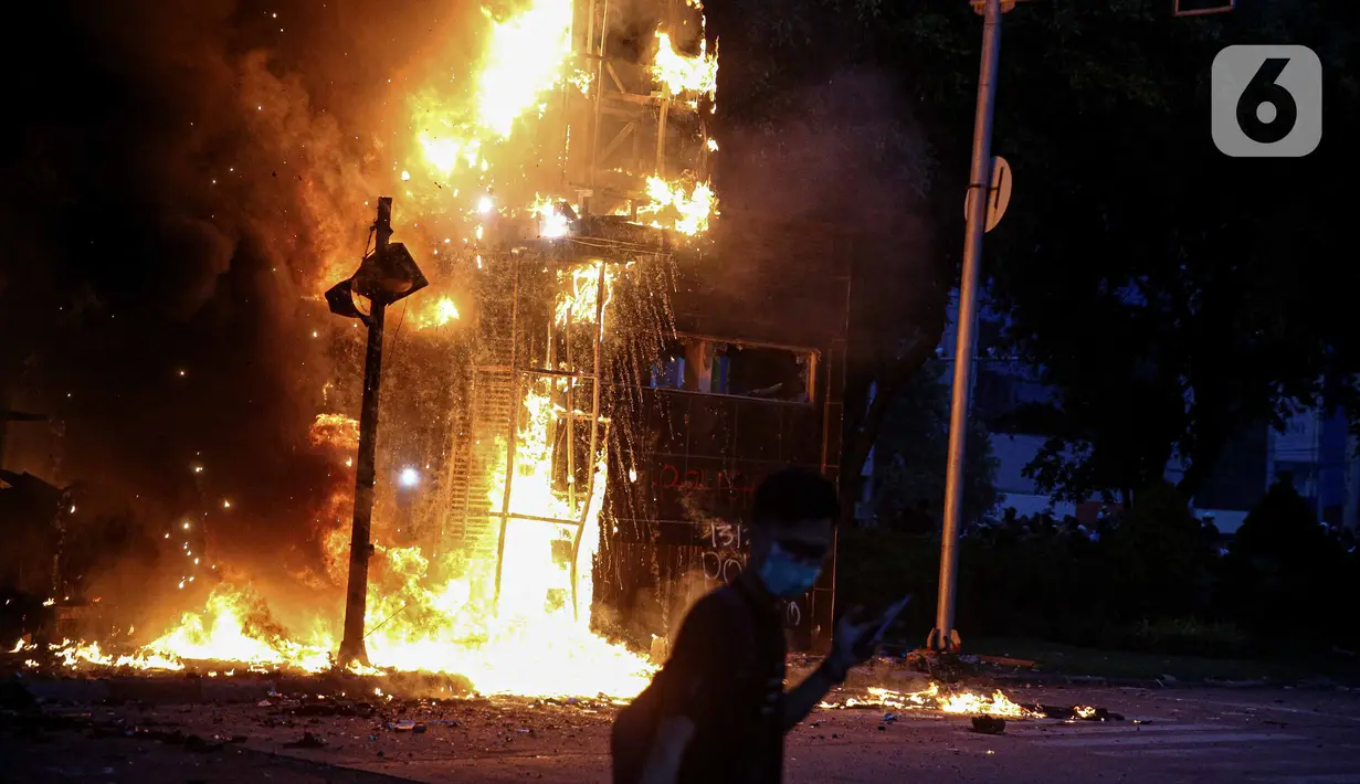 Kondisi pos polisi yang dibakar massa saat bentrok dengan aparat kepolisian di kawasan Harmoni, Jakarta, Kamis (8/10/2020). Bentrokan pecah saat massa yang hendak menuju Istana Negara untuk menggelar unjuk rasa menolak UU Cipta Kerja diadang oleh aparat kepolisian. (Liputan6.com/Faizal Fanani)