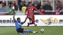 Gelandang Persija Jakarta, Novri Setiawan, berusaha melewati gelandang PSM Makassar, Zulham Zamrun, pada laga Piala Indonesia 2019 di SUGBK, Jakarta, Minggu (21/7). Persija menang 1-0 atas PSM. (Bola.com/M Iqbal Ichsan)