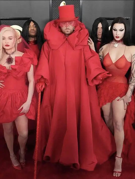 <p>Sam Smith tampil serba merah mengenakan jubah dari Maison Valentino yang dibuat khusus oleh Pierpaolo Piccioli. Jubah tersebut dipadukan topi, sarung tangan, hingga tongkatnya. @maisonvalentino</p>