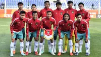 Para pemain starter Timnas Indonesia U-20 berfoto sebelum dimulainya laga matchday kedua Grup A Piala Asia U-20 2023 menghadapi Suriah U-20 di Lokomotiv Stadium, Tashkent, Uzbekistan, Sabtu (4/3/2023). (AFC/Pranit Katwal)