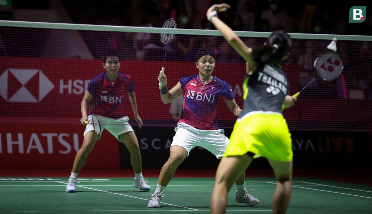 Pebulutangkis ganda putri Indonesia, Apriyani Rahayu/Siti Fadia Silva Ramadhanti bertanding melawan wakil Thailand, Jongkolphan Kitiharakul/Rawinda Prajongjai pada laga perempatfinal Indonesia Masters 2023 di Istora Senayan, Jakarta, Jumat (27/01/2023). Apri/Fadia kalah dengan skor 21-16, 17-21, 18-21. (Bola.com/Bagaskara Lazuardi)