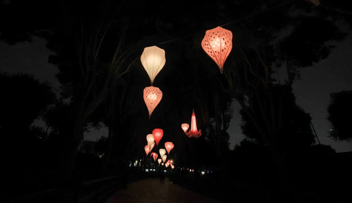 Warga menghadiri festival cahaya Noor Riyadh yang diadakan di Taman Al-Salam, Riyadh, Arab Saudi, 3 November 2022. Lebih dari 190 karya seni dipamerkan di ruang publik Riyadh selama festival cahaya Noor Riyadh, termasuk instalasi monumental dan interaktif serta patung-patung. (Fayez Nureldine/AFP)