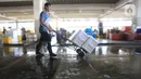 Suasana Pasar Ikan Modern Muara Baru, Jakarta, Jumat (8/10/2021). Nelayan Muara Baru menghentikan aksi mogok bongkar muat terkait penolakan PP No 85 Tahun 2021 mengenai kebijakan kenaikan Penerimaan Negara Bukan Pajak (PNBP) yang sangat tinggi pada sektor perikanan. (Liputan6.com/Herman Zakharia)