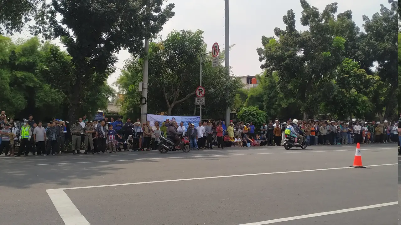 Jelang kedatangan jenazah Ani Yudhoyono, warga terlihat sudah berjejer di sepanjang jalan TMP Kalibata. (Merdeka.com)