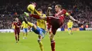 Pemain Swedia Marcus Berg (kiri) berebut bola dengan pemain Denmark Daniel Agger Kapten pada laga kualifikasi piala Eropa Prancis 2016 di Stadion Parken, Kopenhagen,Rabu (18/11/2015) dini hari WIB.  (AFP Photo/Jonathan Nackstrand) 