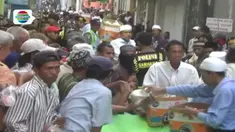 Ribuan  warga tidak mampu antre untuk mendapatkan pembagian zakat maal senilai Rp100 ribu di kawasan Kalimas Madya, Surabaya.