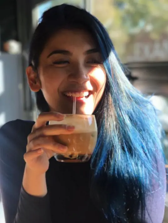 Liburan ke Australia, gaya Canti Tachril dengan kaos hitam serta tanpa riasan makeup memperlihatkan wajahnya yang cantik natural. Tampil dengan rambut panjang berwarna biru, gayanya bikin terpesona. (Liputan6.com/IG/@cantitachril)