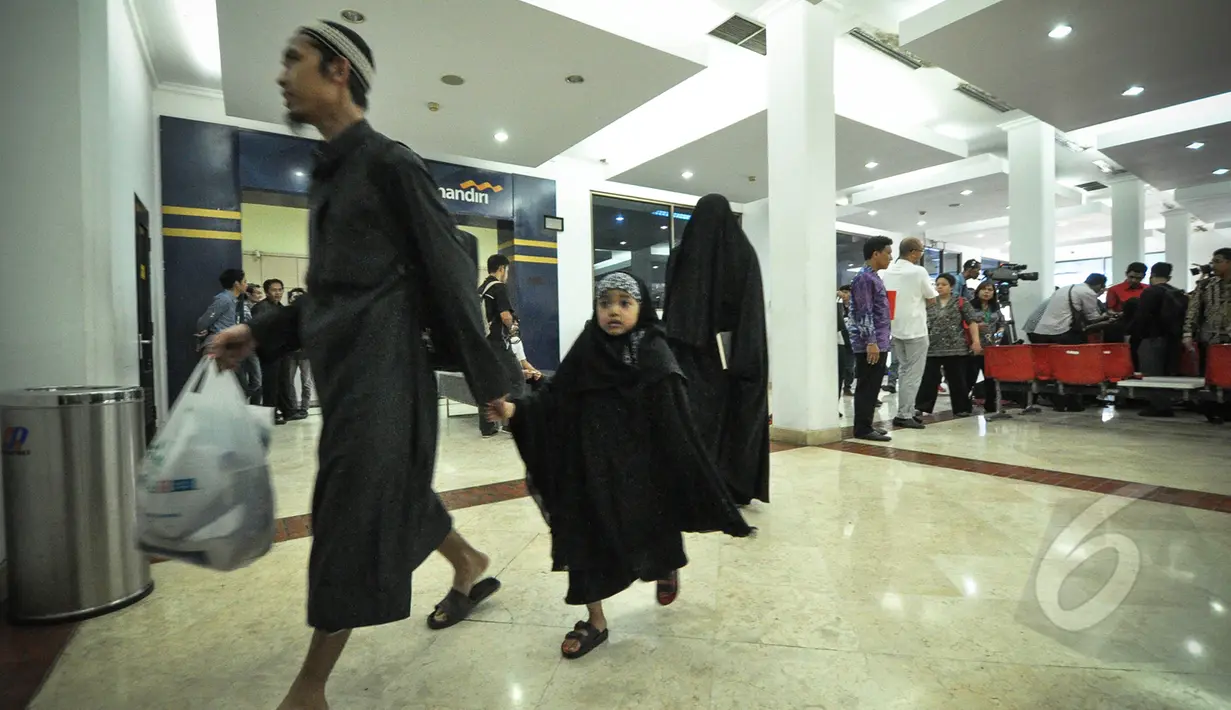 Satu keluarga WNI yang kembali dari Yaman terlihat berjalan setibanya di Bandara Soekarno Hatta, Tangerang, Minggu (5/4/2015). Sebanyak 110 dari 262 WNI yang dievakuasi dari Yaman ini merupakan gelombang pertama. (Liputan6.com/Faizal Fanani)