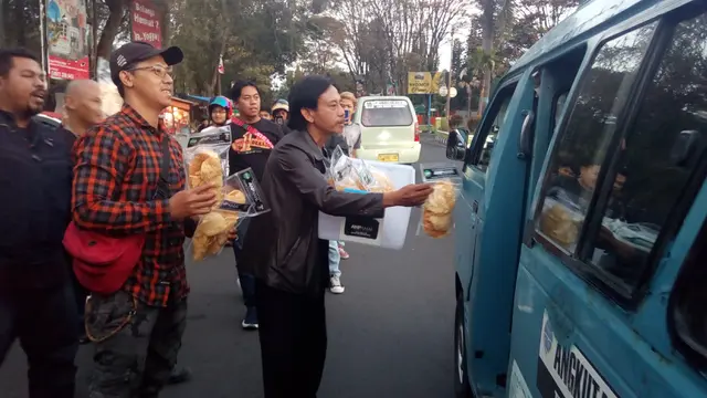 Dengan lugu dan lucu, kang Mus, pemeran utama Preman Pensiun menjajakan Kicimpring di Garut, saat ngabuburit kemarin.