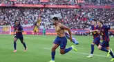 Pemain Barcelona, Ronald Araujo, melakukan selebrasi setelah mencetak gol ke gawang Girona pada laga pekan ke-9 La Liga 2025/2026 di Stadion Olimpic Lluis Companys, Sabtu (18/10) malam WIB. (AFP/Josep Lago)