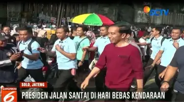 Meski dijaga ketat sejumlah Paspampres, warga di sepanjang Jalan Brigjen Slamet Riyadi saling berebut salaman dengan Presiden Jokowi.