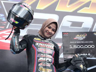 Eca Sabana berhasil meraih podium pada kelas Maxi GP Semi Pro 155CC Open di Yamaha Cup Race 2026 yang berlangsung di Sirkuit Puncak Mario, Sidenreng Rappang (Sidrap), Sulawesi Selatan, Minggu (19/4/2026). (Bola.com/Abdul Aziz)