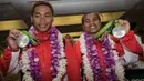 Lifter Indonesia peraih medali perak Olimpiade 2016 Rio de Janeiro, Eko Yuli dan Sri Wahyuni (kanan), tiba di Bandara Soekarno-Hatta, Tanggerang, Banten, Minggu (14/8/2016). (Bola.com/Vitalis Yogi Trisna)