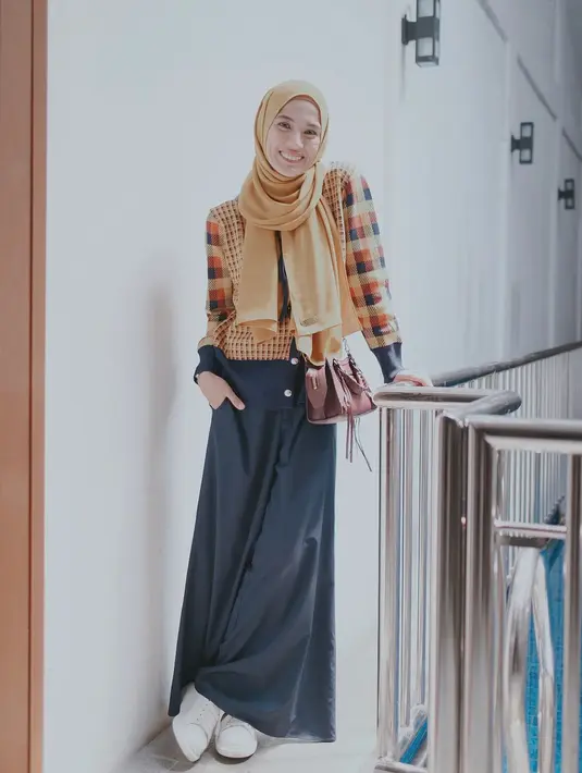 <p>Alyssa Soebandono memadukan warna oranye dan navy sebagai warna yang paling menonjol pada outfitnya. Ditambah dengan motif kotak-kotak pada atasan, penampilan Alyssa seimbang dengan rok panjang polos. (instagram/ichasoebandono)</p>