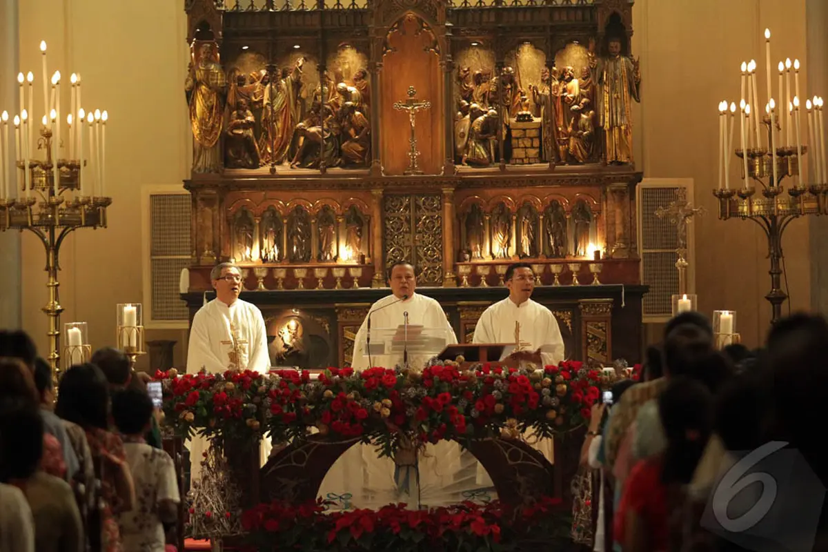 Kekhusyukan Jemaat Gereja Katedral Jakarta Ikuti Misa Natal