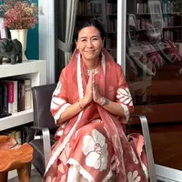 Meski bukan agamanya, Veronica Tan turut serta merayakan suka cita lebaran dengan hadir di open house silaturahmi yang diadakan oleh Prabowo. Ia pun tampak mengenakan pakaian tertutup. [@veronicatan_official]