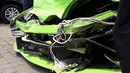 Bagian kap mobil Lamborghini berwarna hijau milik Hotman Paris tampak ringsek. Kap depan bagian kiri tampak terlihat penyok, Jakarta, (5/10/14). (Liputan6.com/Johan Tallo)