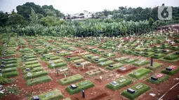 Suasana pemakaman khusus jenazah dengan protokol COVID-19 di TPU Pondok Ranggon, Jakarta Timur, Selasa (5/1/2021). Penanggung Jawab Pelaksana Pemakaman COVID-19 TPU Pondok Ranggon Muhaimin tengah berupaya mencari area baru yang memungkinkan untuk lahan pemakaman. (Liputan6.com/Faizal Fanani)