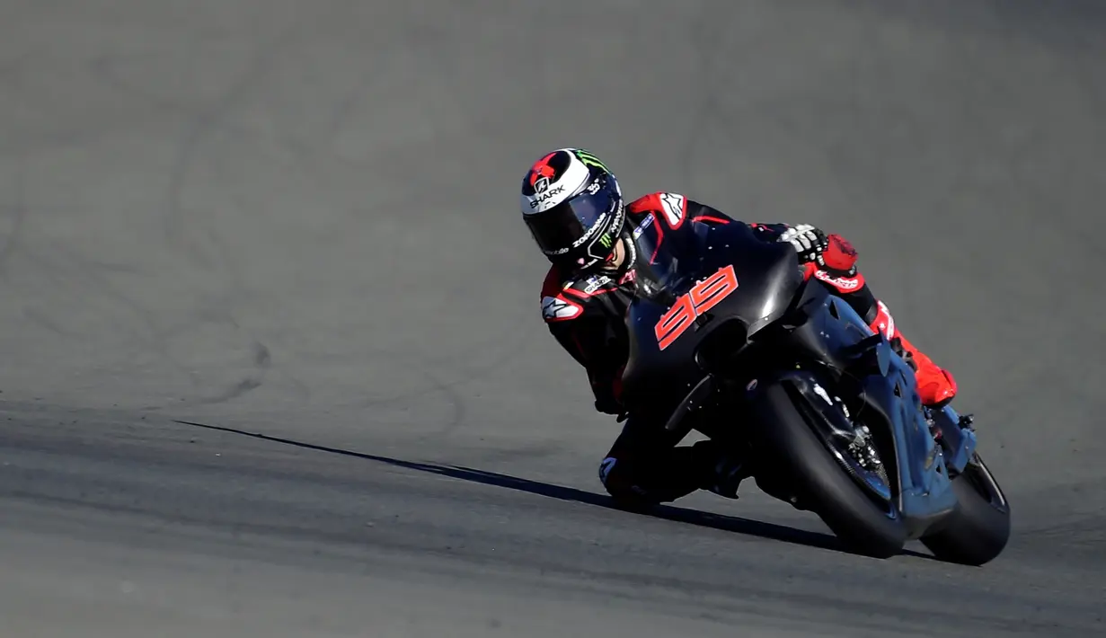 Jorge Lorenzo menorehkan hasil menjanjikan saat menjalani debut dengan Ducati pada tes pasca-musim MotoGP di Valencia, Selasa (13/11/2016). (AFP/Jose Jordan)