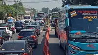 Jalur Pantura macet imbas penerapan one way di Tol Jakarta-Cikampek saat arus balik Lebaran 2019. (Abramena)