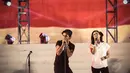  Untuk memeriahkan acara, Slank mengajak Oppie Andaresta menyanyikan lagu Hijrah untuk pertama kalinya, Jakarta, (20/10/14). (Liputan6.com/Faizal Fanani)