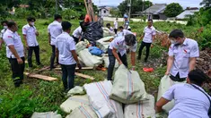 Petugas Kepolisian Republik Indonesia bersiap memusnahkan berbagai jenis narkoba hasil pengungkapan dari jaringan narkotika internasional di Mapolda Banda Aceh pada 12 Juni 2025. (CHAIDEER MAHYUDDIN/AFP)