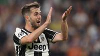 Gelandang Juventus, Miralem Pjanic, melakukan protes saat melawan Monaco pada laga Liga Champions di Stadion Juventus, Turin, Selasa (9/5/2017). (AFP/Valery Hache)