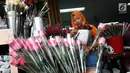 Pedagang merapikan bunga mawar yang dijual di kawasan Tangerang, Banten, Selasa (13/2). Jelang Valentine atau Hari Kasih Sayang, para pedagang bunga mawar mulai kebanjiran pesanan. (Liputan6.com/Angga Yuniar)
