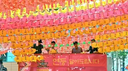 Selama Festival Lentera Teratai, ratusan umat Buddha berkumpul untuk merayakan ulang tahun Buddha yang akan datang. (Jung Yeon-je/AFP)