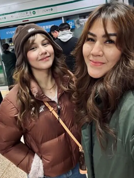 Liburan Sissy dan Vanesha di Korea Selatan tak hanya memberikan waktu berkualitas, tetapi juga meninggalkan kesan mendalam bagi penggemar yang mengikuti kebersamaan mereka. Vanesha juga mengomentari unggahan kakaknya dengan bahasa Korea "nomu nomu kiyowo" yang artinya sangat lucu. (Liputan6.com/IG/@sysiio)