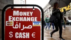 Orang-orang berjalan melewati biro penukaran mata uang di London, Senin, 26 September 2022. Poundsterling pada hari Senin jatuh ke rekor terendah terhadap dolar Amerika Serikat (AS) sejak desimalisasi pada tahun 1971. (AP Photo/David Cliff)