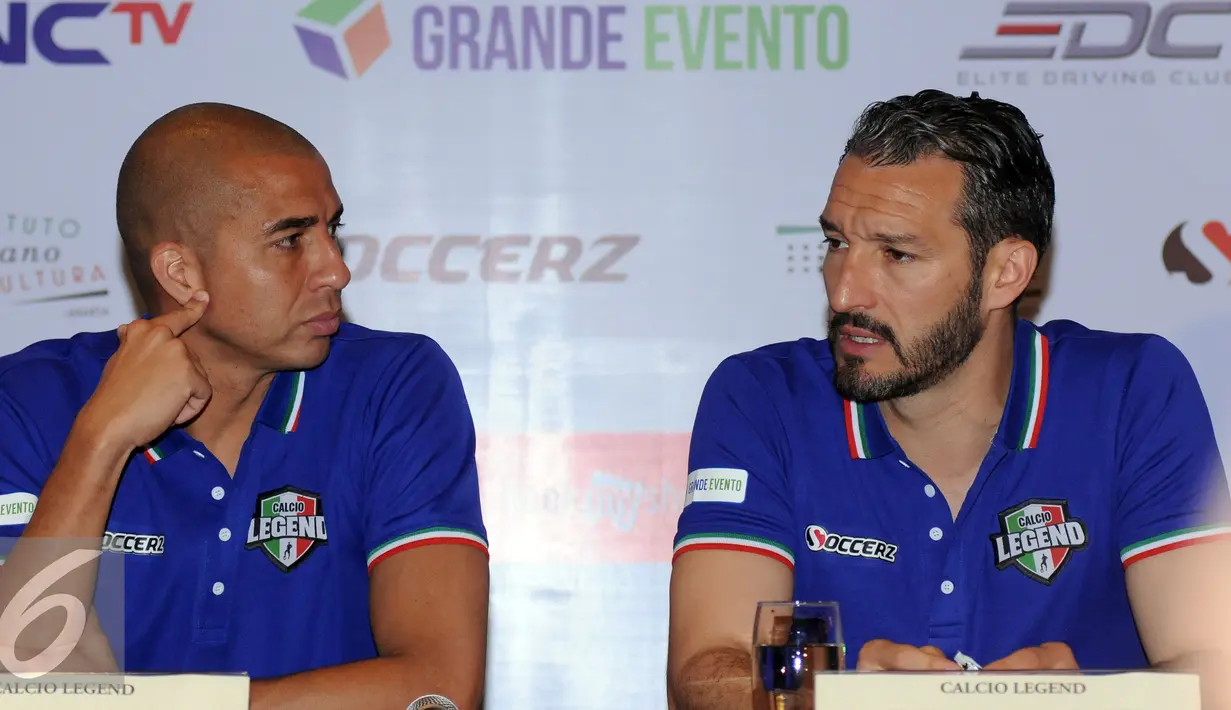 Mantan pemain timnas Prancis, David Trezeguet (kiri) berbincang dengan Gianluca Zambrotta saat memberi keterangan di Jakarta, Jumat (20/5/2016). Legenda Italia ditantang Primavera Baretti dalamlaga persahabatan, (21/5). (Liputan6.com/Helmi Fithriansyah)