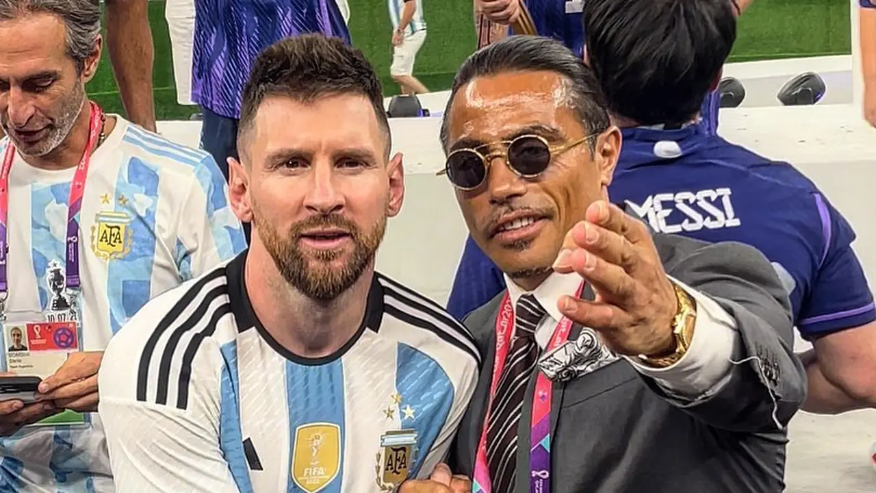 Sederet Tingkah Salt Bae di Piala Dunia 2022 Bikin Geram Warganet, Salah Satunya Tarik Lengan Lionel Messi