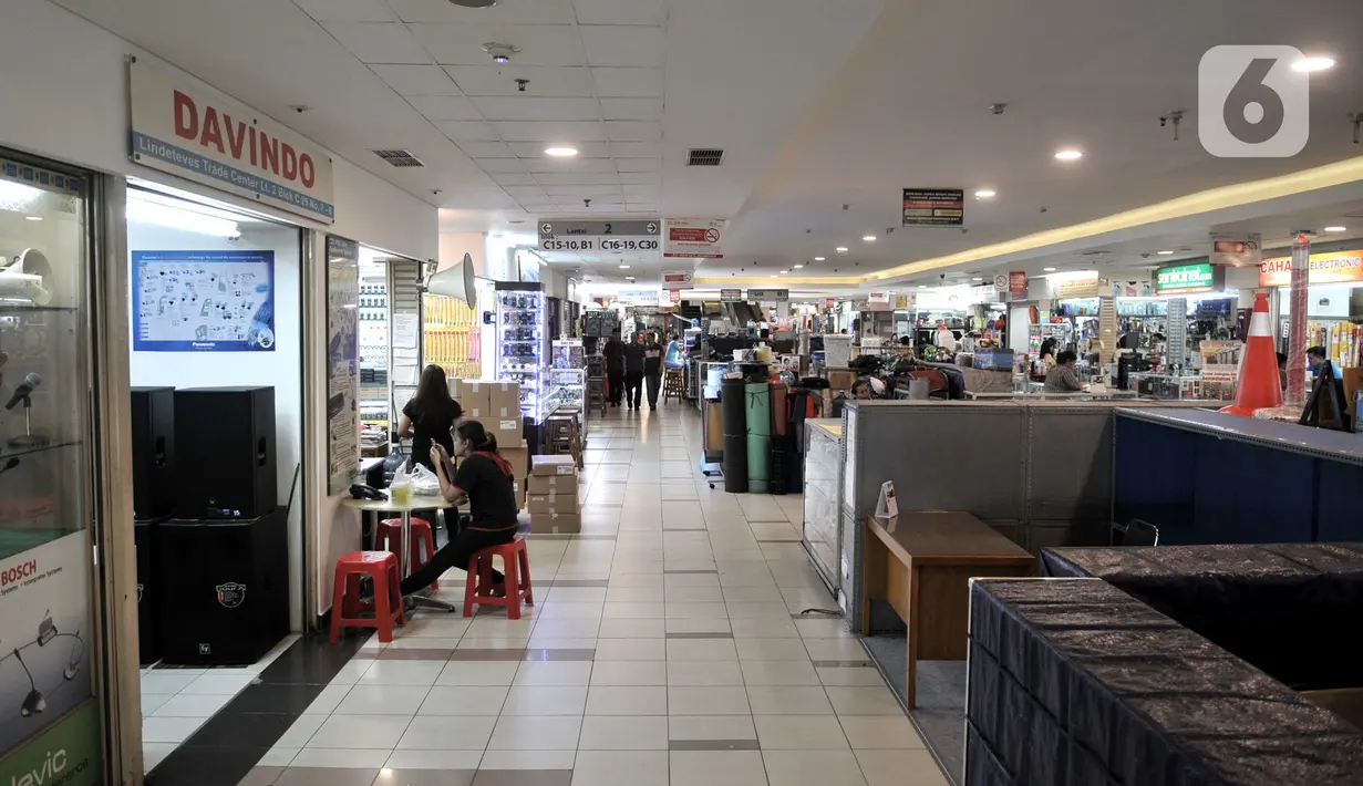 Suasana sepi pengunjung di pusat perbelanjaan kawasan Glodok, Jakarta, Selasa (3/3/2020). Sejak Senin (2/3) kemarin Pusat perbelanjaan di Glodok mendadak sepi pengunjung akibat adanya pemberitaan terkait warga Depok positif terinfeksi virus Corona atau Covid-19. (merdeka.com/Iqbal S. Nugroho)