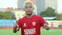 Hamka Hamzah saat menyamar jadi pemain baru di PSM Makassar. (Bola.com/Abdi Satria)