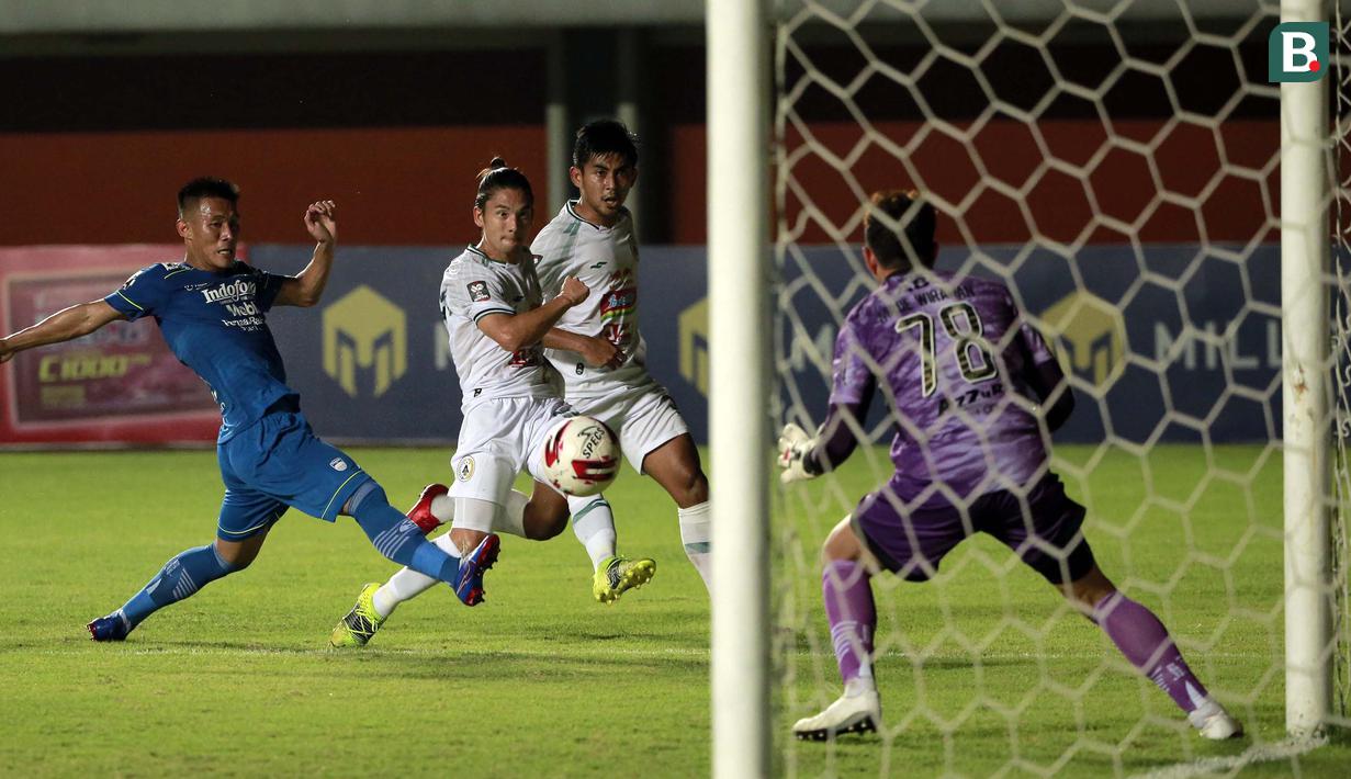 Pemain PS Sleman, Kim Jeffrey Kurniawan (tengah) menendang bola ke gawang Persib Bandung dalam laga leg pertama semifinal Piala Menpora 2021 di Stadion Maguwoharjo, Sleman, Jumat (16/4/2021). (Bola.com/Ikhwan Yanuar)