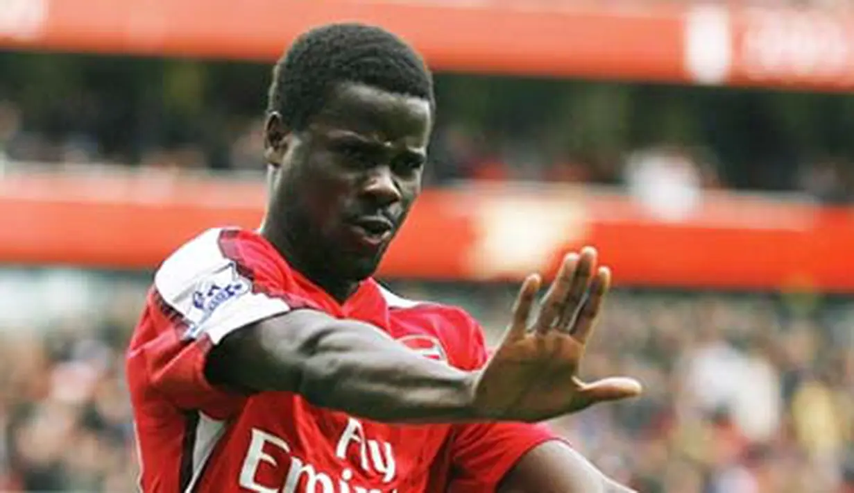 Arsenal's Ivorian defender Emmanuel Eboue celebrates scoring the third goal during their Premier League match against Blackburn at the Emirates Stadium, London, on March 14, 2009. AFP PHOTO / Glyn Kirk
