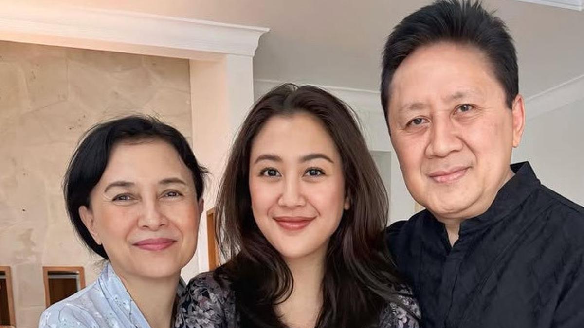 6 Potret Lebaran Sherina Munaf Kenakan Kebaya Kompak dengan Sang Ibunda, Kembali Rayakan Hari Raya Bersama Orangtua
