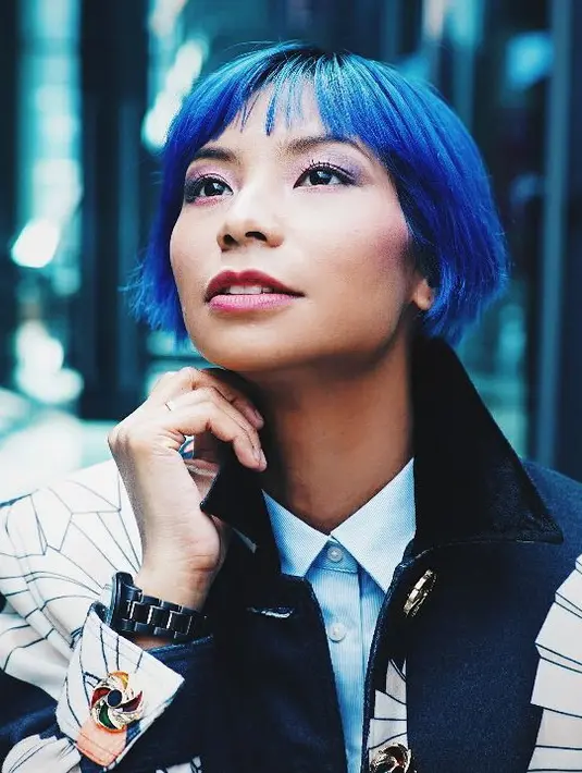 Wanita berusia 35 tahun ini masih terlihat seperti belum memiliki momongan dengan warna-watni rambutnya yang unik. Apalagi dengan blunt bob hairnya seperti ini. (Instagram/shareefadaanish)