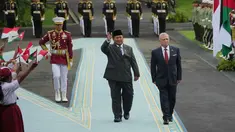 Presiden Republik Indonesia, Prabowo Subianto, mendampingi Raja Yordania Hasyimiah, Abdullah II Ibn Al Hussein (kanan), memeriksa pasukan jajar kehormatan selama upacara penyambutan sebelum pertemuan mereka di Istana Merdeka, Jakarta, Jumat 14 November 2025. Presiden Republik Indonesia Prabowo Subianto menerima kunjungan Raja Yordania Hasyimiah, Abdullah II Ibn Al Hussein. (AP Photo/Achmad Ibrahim)