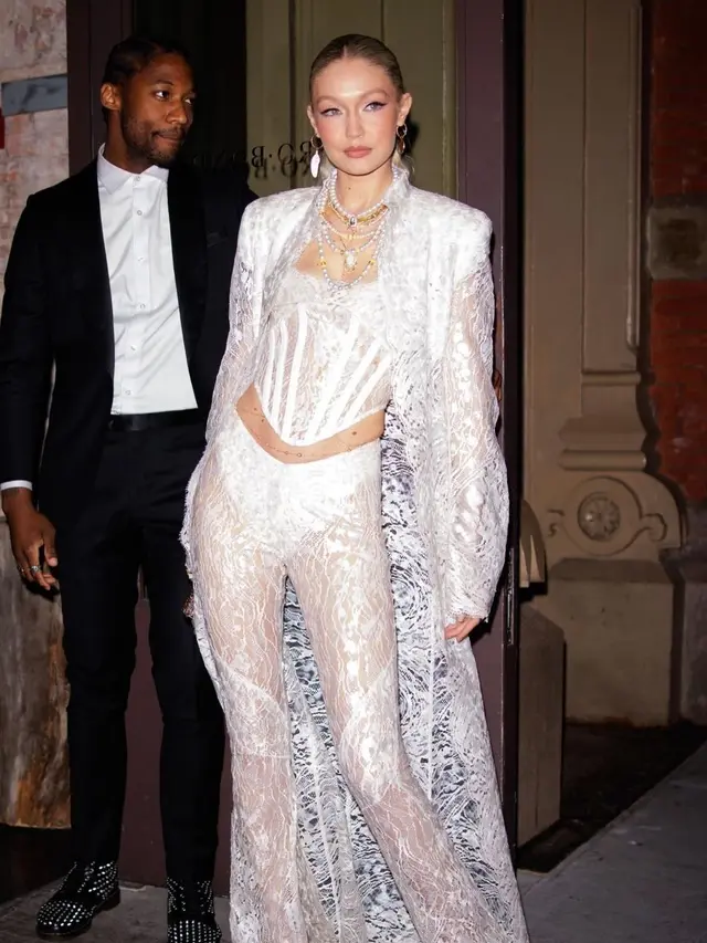 Parade Busana Supermodel di Ulang Tahun Gigi Hadid ke-27, Lebih Mirip Fashion Show Daripada Pesta