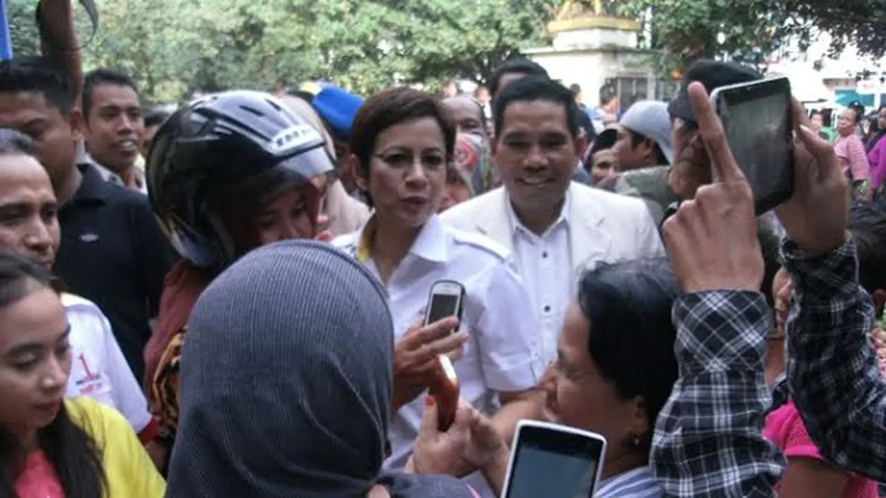 Blusukan ke Pasar Lombok, Nurul Arifin Laris Diajak Foto Bareng