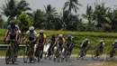 Etape 3 Internasional Tour De Banyuwangi Ijen dijuluki "etape neraka". Tampak, sejumlah pebalap melintasi salah satu lintasan di etape 3 ITdBI, (18/10/2014). (Liputan6.com/Helmi Fithriansyah)